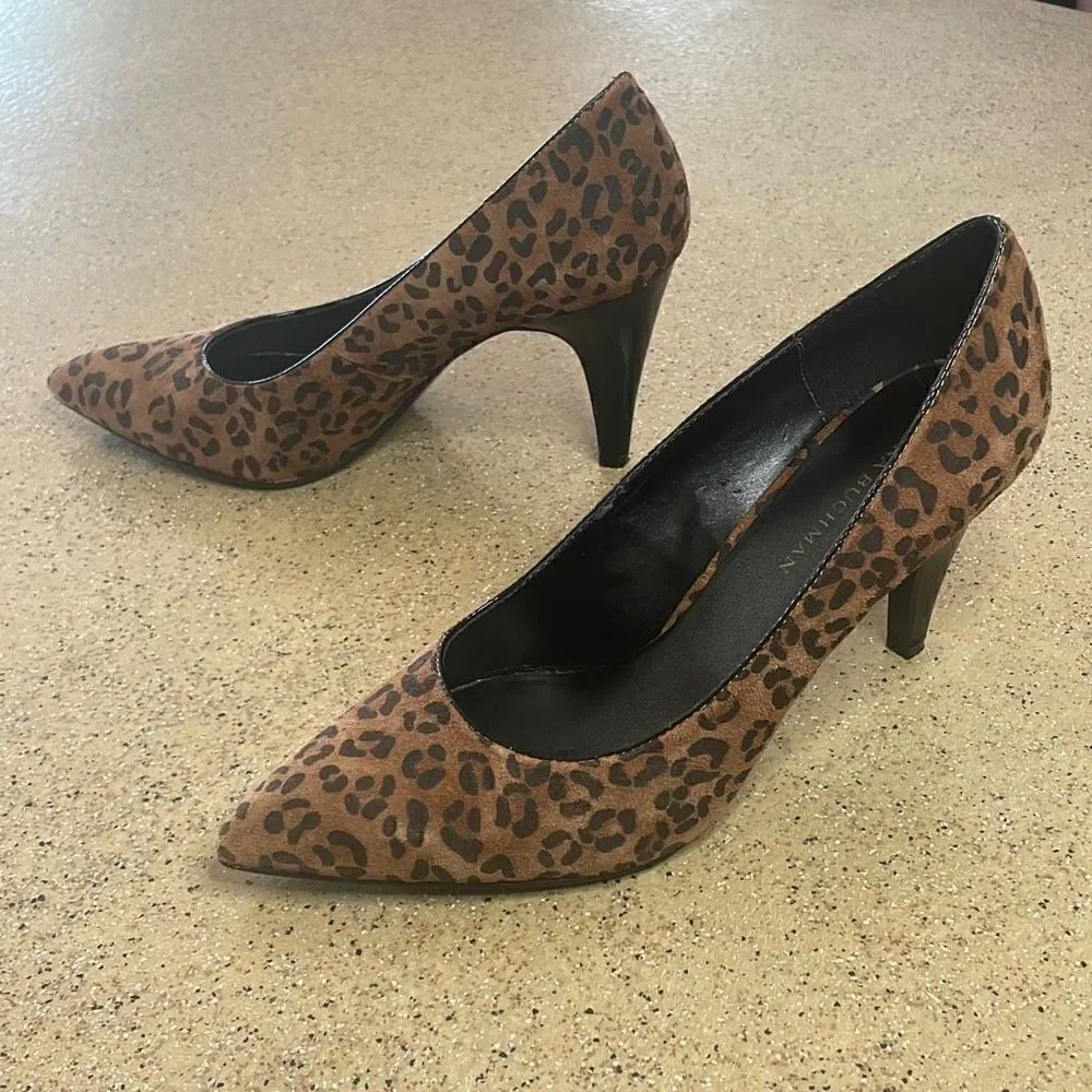 Dana Buchman Katarina Cheetah Print Suede Pumps sz 10